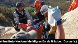 Rescatistas del Centro de Control, Comando, Comunicación de Tecate, Baja California, México, auxilian a migrantes que fueron atacados por desconocidos el viernes en horas de la madrugada. [Foto Cortesía del INM, México]