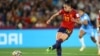 La española Jennifer Hermoso cobra un penal antes de que sea salvado por la inglesa Mary Earps, en el Estadio Australia, Sydney, Australia, el 20 de agosto de 2023, durante la Copa Mundial de Fútbol Femenino.