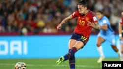 La española Jennifer Hermoso cobra un penal antes de que sea salvado por la inglesa Mary Earps, en el Estadio Australia, Sydney, Australia, el 20 de agosto de 2023, durante la Copa Mundial de Fútbol Femenino.