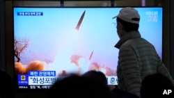 2023年3月10日在南韓首爾火車站，一個電視新聞節目顯示北韓發射導彈的畫面。北韓官方媒體週五稱，北韓領導人金正恩視察了一場模擬襲擊南韓的砲兵演習。