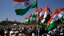 Anggota Parlemen Oposisi membawa bendera nasional dalam aksi protes dari Gedung Parlemen India, di New Delhi, India, Kamis, 6 April 2023. (AP /Manish Swarup)