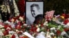 Портрет Алексея Навального и цветы на его могиле на Борисовском кладбище в Москве (архивное фото) 