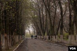 More than 1,000 residents stay in Chasiv Yar despite danger, lack of food, water, electricity and internet, on April 12, 2023. (Yan Boechat/VOA)