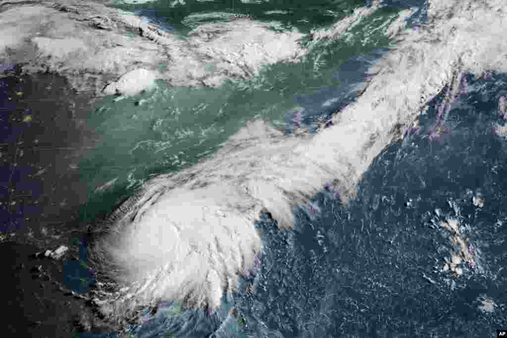 Esta imagen satelital GeoColor del GOES-16 tomada a las 8:16 a.m. EDT y proporcionada por la Administración Nacional Oceánica y Atmosférica (NOAA) muestra el huracán Debby, abajo a la izquierda, como una tormenta de categoría 1 sobre el norte de Florida, el 5 de agosto de 2024.&nbsp;