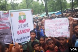 The Rohingya refugees rallying at Cox’s Bazar, Bangladesh, on Aug. 25, 2023, demanded rights such as dignified repatriation, citizenship and legal employment. (Md. Jamal/VOA)