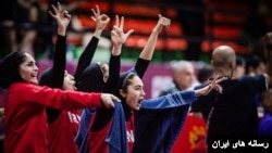 شادی اعضای تیم ملی بسکتبال زنان ایران پس از راه‌یابی به مسابقات فینال دسته دوم کاپ آسیا