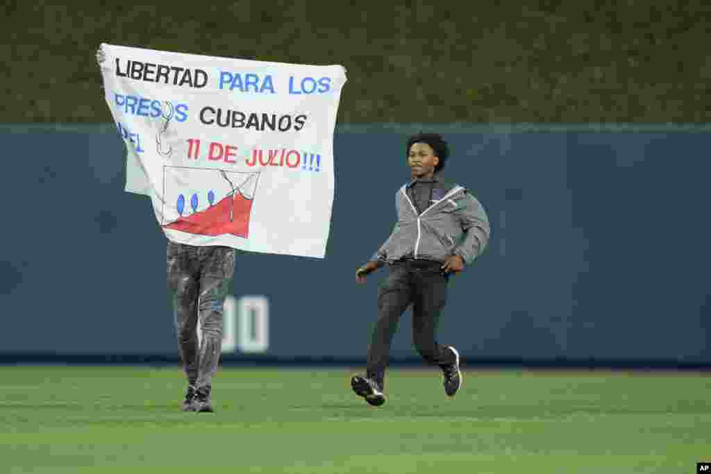 Un hombre irrumpió en el campo de juego con un mensaje que pide la liberación de los presos políticos detenidos en Cuba.&nbsp;