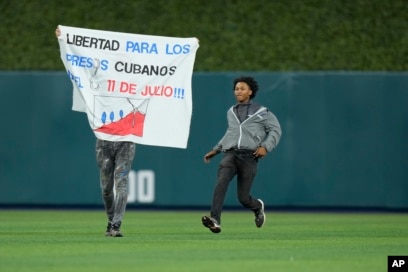 Protestas dentro y fuera del estadio de Miami en juego Cuba-EEUU