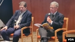 VOA Russian service reporter Danila Gaperovich (left) speaking at the Connexions conference in Austin, Texas with Jeff Trimble, former USAGM executive and now Ohio State University professor.
