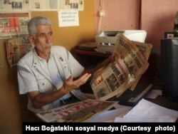 74 yaşındaki Boğatekin, 48 yıldır ara vermeden gazetecilik yapıyor.