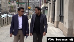 Atase Polisi KBRI Washington DC Brigjen Pol Oktavianus Marthin (kiri) dan Sekretaris Konsul KJRI New York Wanry Wabang mendatangi Kepolisian Philadelphia, Jumat, 9 Agustus 2024. (Foto: tangkapan layar/VOA)