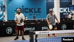 Orang-orang bermain Pickleball saat pembukaan "Picklemall", fasilitas olahraga dalam ruangan di dalam mal Arizona Mills, di Tempe, Arizona, AS, 3 Agustus 2023. (REUTERS/Liliana Salgado)