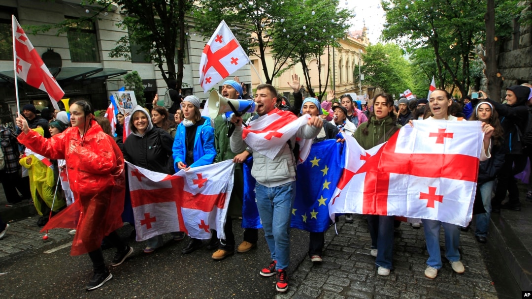 Demonstranti se okupljaju protiv zakona o "stranom uticaju" u Tbilisiju, Gruzija, 14. maja 2024. Zbog zakona, SAD su 31. jula 2024. objavile da će uskratiti 95 miliona dolara pomoći zemlji.