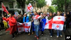 Demonstranti se okupljaju na protestu protiv zakona o "stranom uticaju" u Tbilisiju, Gruzija, 14. maja 2024. Kritičari vide zakon, sličan restriktivnom ruskom zakonu, kao pretnju demokratskim slobodama i težnjama zemlje da se pridruži Evropskoj uniji. (Foto: AP/Shakh Aivazov)