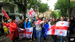Демонстрантите се собраа против законот за „странско влијание“ во Тбилиси, Грузија, 14 мај 2024 година. Критичарите сметаат дека предлог-законот, сличен на рестриктивниот руски закон, е закана за демократските слободи и аспирациите на земјата да се приклучи на Европската унија.