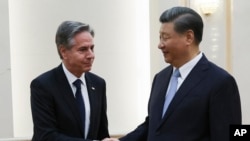Menteri Luar Nergeri AS Antony Blinken menjabat tangan Presiden China Xi Jinping dalam pertemuan di Beijing, China, pada 19 Juni 2023. (Foto: Leah Millis/Pool Photo via AP)