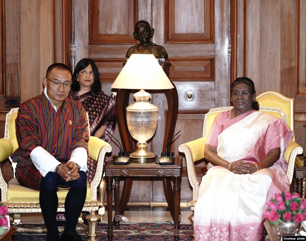 不丹首相达绍·策林·托杰2024年3月15日在新德里总统府会见印度总统德劳帕迪·穆尔穆 (印度外交部提供)(photo:VOA)