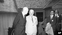 Tổng thống Hoa Kỳ Dwight D. Eisenhower và Thủ tướng Liên Xô Nikita Khrushchev chụp ảnh tại Trại David, ở Thurmont, Maryland, ngày 25/9/1959.