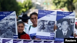 Un grupo de familiares de detenidos también participó de la marcha.