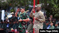 Panglima TNI Yudo Margono (kiri) bersama dengan Commanding General I Corps US Army Lt. Gen. Xavier T. Brunson melakukan pemeriksaan pasukan dalam pembukaan Super Garuda Shield 2023 di Baluran, Jawa Timur, pada 31 Agustus 2023. (Foto: VOA/Indra Yoga)