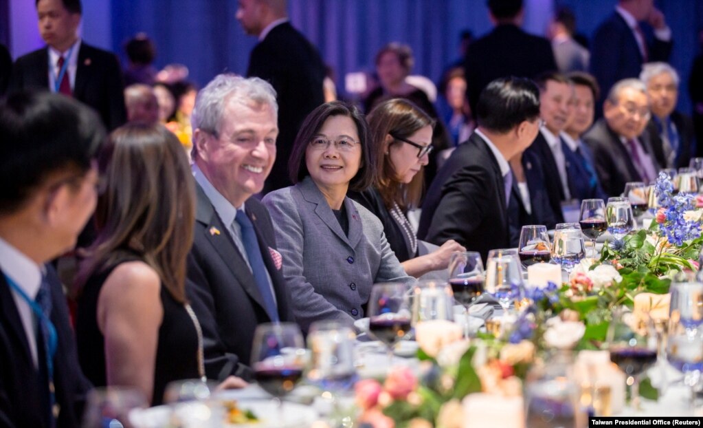 台湾总统蔡英文与新泽西州长菲尔·墨菲在纽约出席驻纽约台北经济文化办事处的活动。（2023年3月30日）(photo:VOA)