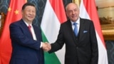 2024年5月9日中国国家主席习近平(左)在布达佩斯与匈牙利总统苏廖克举行正式会谈