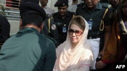 বাংলাদেশের প্রধান বিরোধীদলীয় নেত্রী এবং বাংলাদেশ জাতীয়তাবাদী দলের চেয়ারপারসন বেগম খালেদা জিয়া ঢাকার একটি হাসপাতাল থেকে চিকিৎসা শেষে আবার কারাগারে ফিরে আসছেন। ৮ নভেম্বর, ২০১৮। (ফাইল ছবি) 