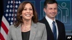 Wakil Presiden AS Kamala Harris dan Menteri Transportasi Pete Buttigieg tiba di Gedung Putih, Washington, pada 7 Maret 2022. (Foto: AP/Manuel Balce Ceneta)