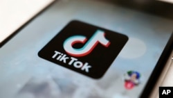 FILE - Logo TikTok di layar ponsel di Tokyo, 28 September 2020. TikTok akan mulai melabeli konten yang dibuat dengan menggunakan kecerdasan buatan (artificial intelligence, AI), Kamis, 9 Mei 2024. (AP/Kiichiro Sato)