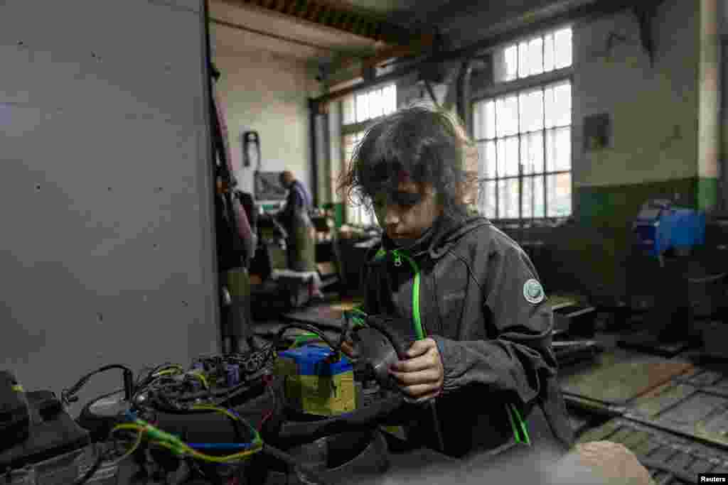 Yesenia Mamonov, de 10 años, prueba motores eléctricos para una camilla teledirigida&nbsp; en el taller de su padre, Dmytro Mamonov, el 31 de mayo de 2024. REUTERS/Thomas Peter