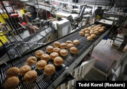 Jajaran roti di Calgary Italian Bakery di Calgary, Alberta, Kanada, 24 Maret 2022, sebagai ilustrasi. (Foto: REUTERS/Todd Korol)