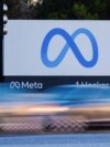 Logo perusahaan teknologi, Meta, terpasang di luar kantor pusat perusahaan tersebut yang berlokasi di Mountain View, California, dalam foto yang diambil pada 9 November 2022. (Foto: Reuters/Peter DaSilva)