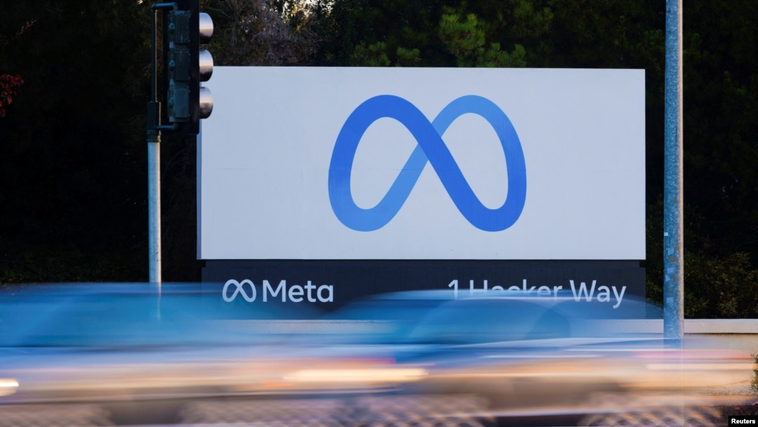Logo Meta terlihat di kantor pusat Meta di Mountain View, California (foto: dok). 