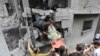 Պաղեստինցիները վիրավոր տղամարդուն դուրս են բերում Գազա քաղաքի վրա Իսրայելի օդային հարվածներից հետո ավերածություններից, հոկտեմբերի 27, 2023թ.