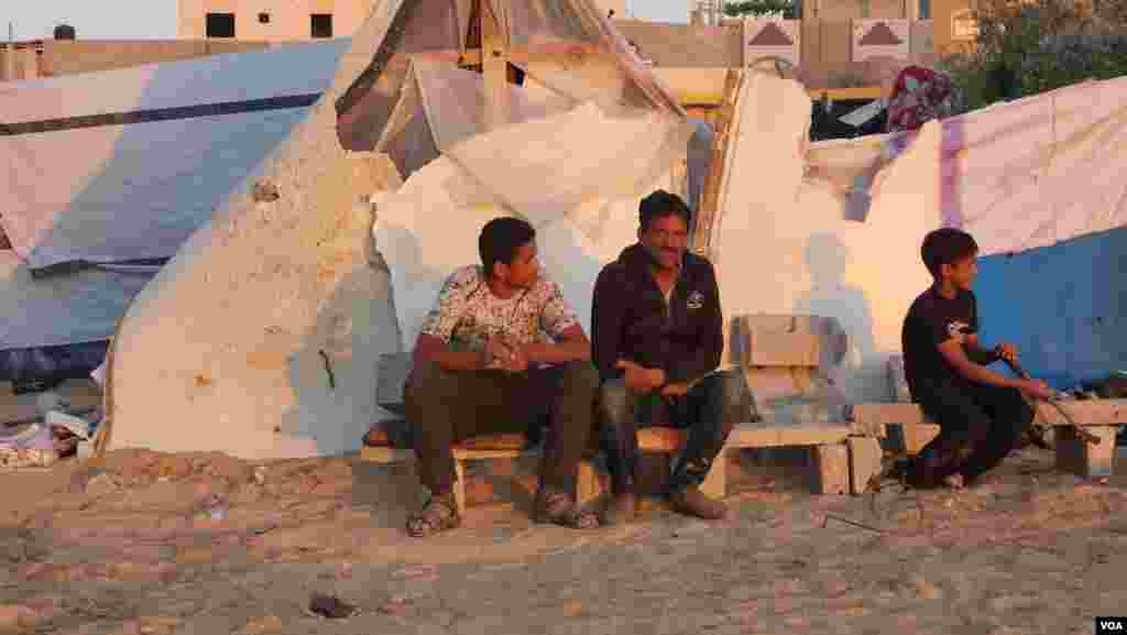 With shortages of everything, including building supplies, families make shelters out of anything they can find near the city of Khan Younis, Gaza, May 14, 2024. (VOA/Enas Tantesh) 