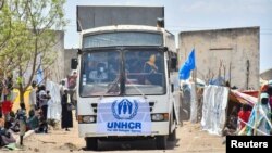ဆူဒန်စစ်တပ်နဲ့ RSF အဖွဲ့ကြားတိုက်ပွဲတွေကြောင့် ထွက်ပြေးတိမ်းရှောင်ရသူ ပြည်သူတွေအတွက် ကုလအဖွဲ့ UNHCR က စီစဉ်ပေးထားတဲ့ ဘတ်စ်ကားတစီးကိုတွေ့ရစဉ် (မေ ၁၊ ၂၀၂၃)