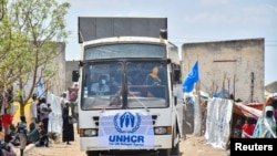 수단 피난민을 태운 유엔 난민기구(UNHCR) 버스가 지난 1일 어퍼나일 주 안전지대에 도착하고 있다. (자료 사진)