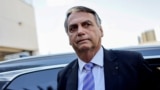 Ex-Presidente brasileiro Jair Bolsonaro à saída da sede da Polícia Federal após depor sobre os distúrbios de 8 de Janeiro, 18 outubro 2023