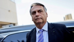 Ex-Presidente brasileiro Jair Bolsonaro à saída da sede da Polícia Federal após depor sobre os distúrbios de 8 de Janeiro, 18 outubro 2023