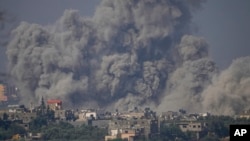 Asap mengepul pasca serangan udara Israel di Jalur Gaza, terlihat dari Israel selatan, Senin, 23 Oktober 2023. (Foto: AP/Ariel Schalit)