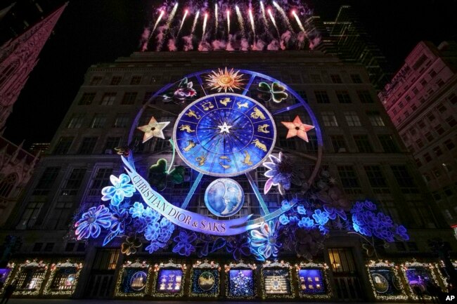 Pembukaan jendela toko Saks Fifth Avenue dan Dior bertema "Carousel of Dreams" di New York, Senin, 20 November 2023. (Evan Agostini/Invision/AP)