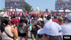 Ribuan pengunjung memadati festival “WOW Indonesia!” yang dilangsungkan di jantung ibu kota Washington DC, Minggu (25/8). (Rivan/VOA)