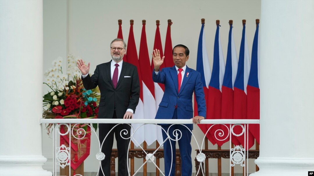 Perdana Menteri Ceko Petr Fialpara a (kiri) dan Presiden Indonesia Joko Widodo (kanan), melambaikan tangannya ke arah awak media di Istana Kepresidenan Bogor, Jawa Barat, Selasa, 18 April 2023.(AP/Achmad Ibrahim)