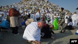 نن د حج په دویمه ورځ شاوخوا دوه میلینه مسلمانان د حج په مراسمو کې د عرفات غونډۍ ته خیژي.