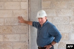 Boshoff Muller, director de Afrimat Hemp, muestra una pared de ladrillos de cáñamo en el Hemp Hotel en Ciudad del Cabo, el 25 de abril de 2023.