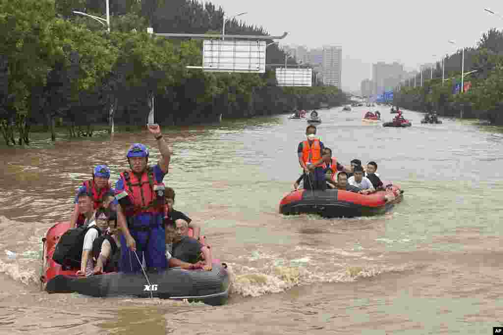 Residents are evacuated in rubber boats through flood waters in Zhuozhou in northern China&#39;s Hebei province, south of Beijing.