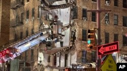 Los bomberos continúan trabajando en el lugar donde se derrumbó una esquina de seis pisos de un edificio de apartamentos del Bronx, el lunes 11 de diciembre de 2023, en Nueva York. (Foto AP/Joseph B. Frederick)