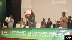 Assinatura dos documentos da Confederação dos Estados do Sahel durante a primeira cimeira em Niamey, 6 Julho 2024