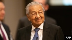 Mantan perdana menteri Malaysia Mahathir Mohamad meninggalkan Forum Nikkei "Masa Depan Asia" di Tokyo pada 26 Mei 2023. (Foto: AFP)