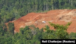 Sebuah truk mengangkut tanah yang mengandung bijih nikel dari tambang di hutan yang ditebang di Halmahera, 19 Maret 2012. (Foto: REUTERS/Neil Chatterjee)